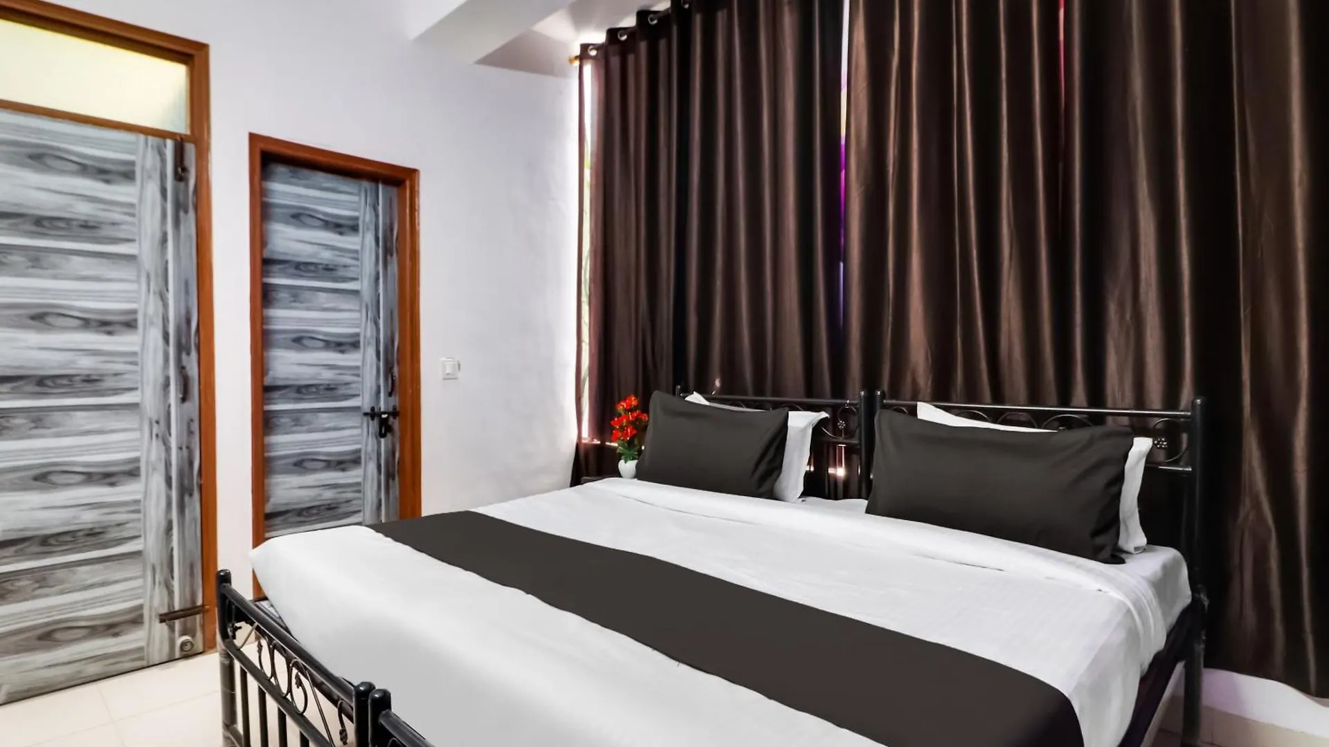 Hotel O Dev Palace Delhi  3*, Delhi (National Capital Territory of India)